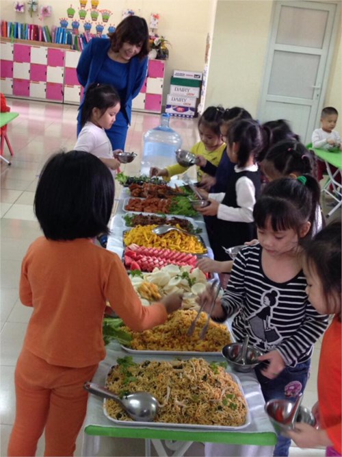Trường mầm non Long Biên tưng bừng tổ chức cho trẻ ăn buffe nhân dịp kỉ niệm 87 năm ngày Phụ nữ Việt Nam 20/10 